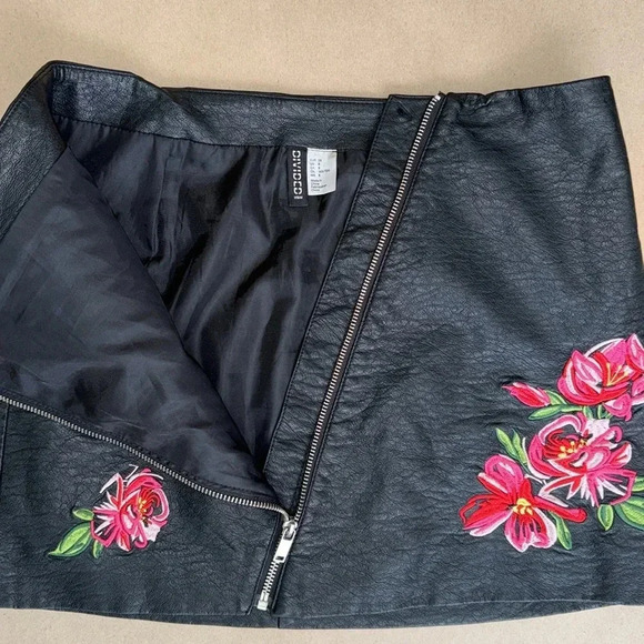Divided by H&M Women Black Faux Leather With Embroidered Flowers Skirt Sz 8 - Picture 4 of 8